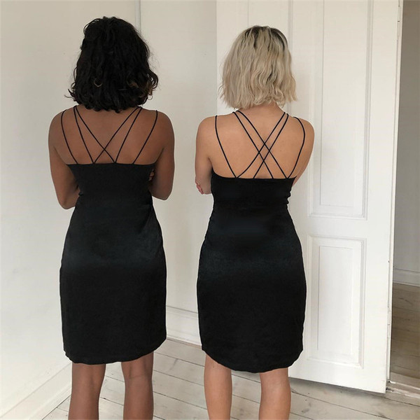 Модерна дамска рокля с тънки презрамки и цепка 