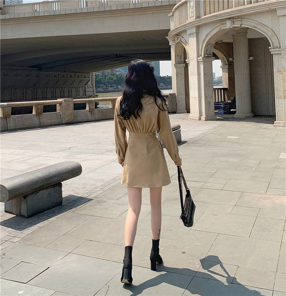 Модерна дамска рокля с джобове и копчета