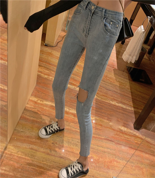 Небрежни дамски дънки с висока талия и разкъсани мотиви