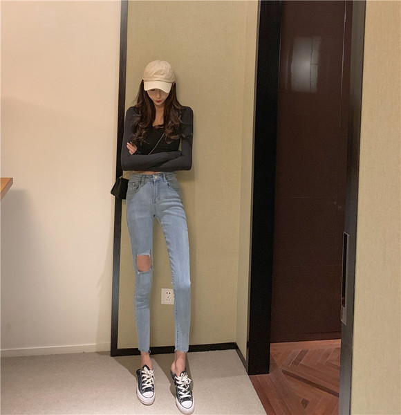 Небрежни дамски дънки с висока талия и разкъсани мотиви