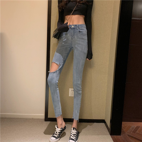 Небрежни дамски дънки с висока талия и разкъсани мотиви