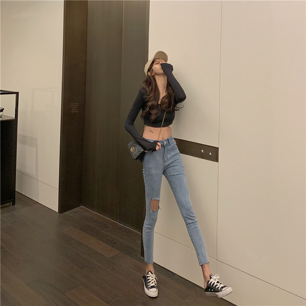 Небрежни дамски дънки с висока талия и разкъсани мотиви