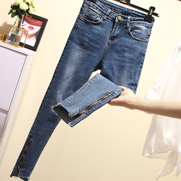 Актуални дамски дънки с разкъсани мотиви и цип