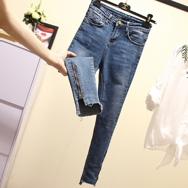 Актуални дамски дънки с разкъсани мотиви и цип