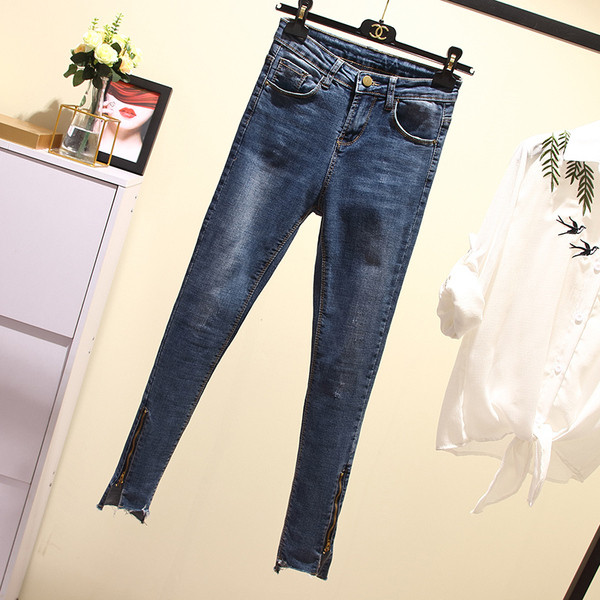 Актуални дамски дънки с разкъсани мотиви и цип