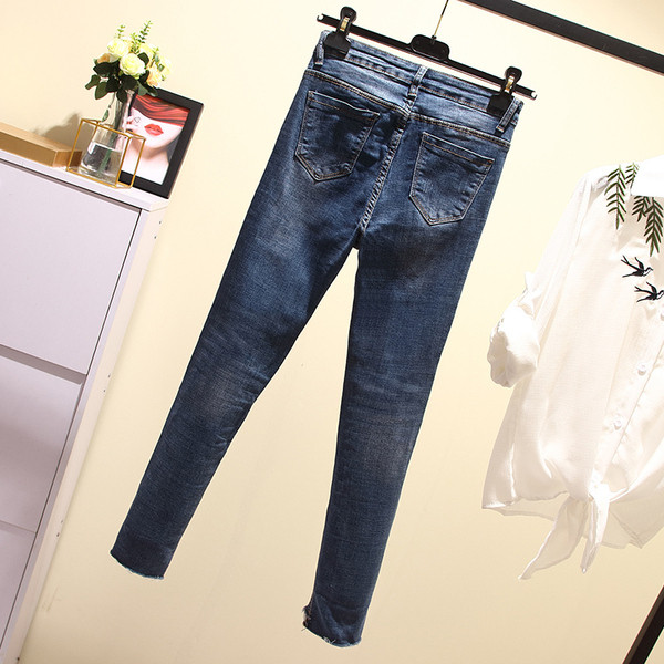 Актуални дамски дънки с разкъсани мотиви и цип