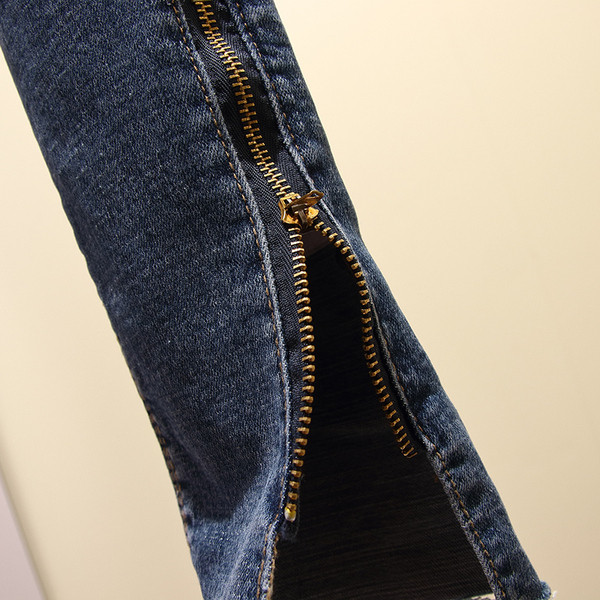 Актуални дамски дънки с разкъсани мотиви и цип