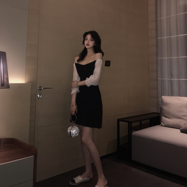 Стилна дамска рокля в черен цвят с прозрачни ръкави