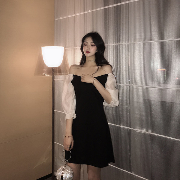 Стилна дамска рокля в черен цвят с прозрачни ръкави