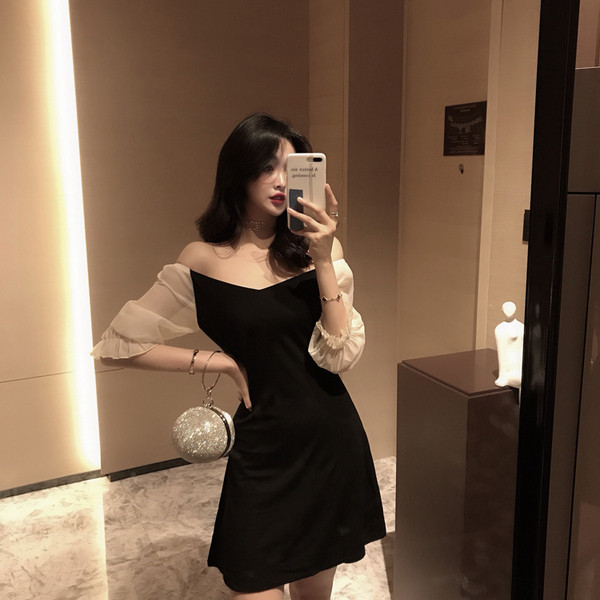 Стилна дамска рокля в черен цвят с прозрачни ръкави