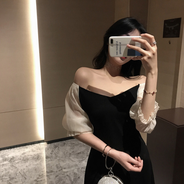 Стилна дамска рокля в черен цвят с прозрачни ръкави