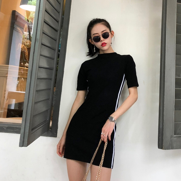 Спортна дамска рокля в черен цвят с цветен кант и цип