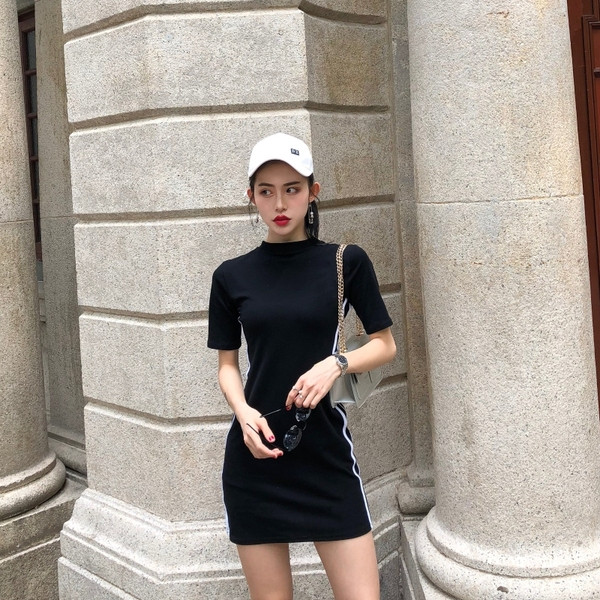 Спортна дамска рокля в черен цвят с цветен кант и цип