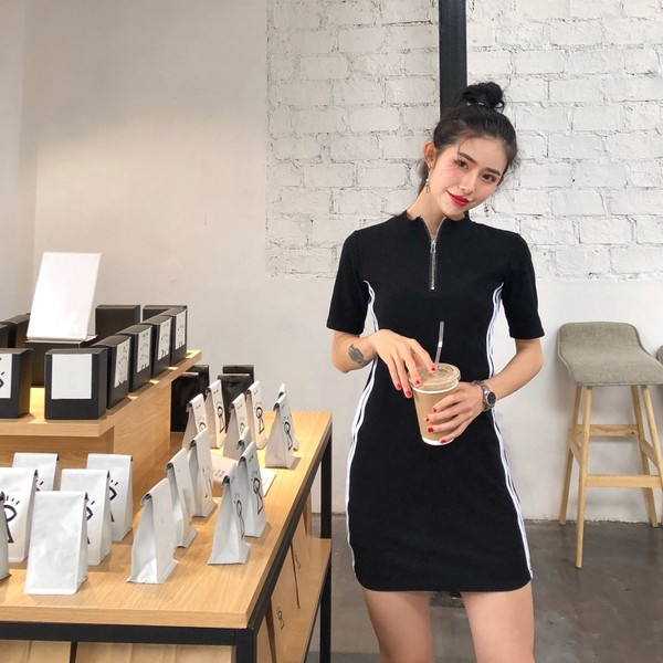 Спортна дамска рокля в черен цвят с цветен кант и цип