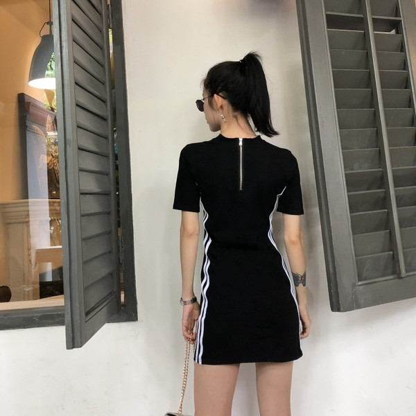 Спортна дамска рокля в черен цвят с цветен кант и цип