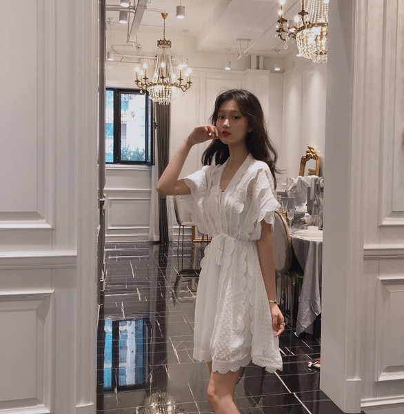 Модерна дамска рокля в бял цвят с връзки