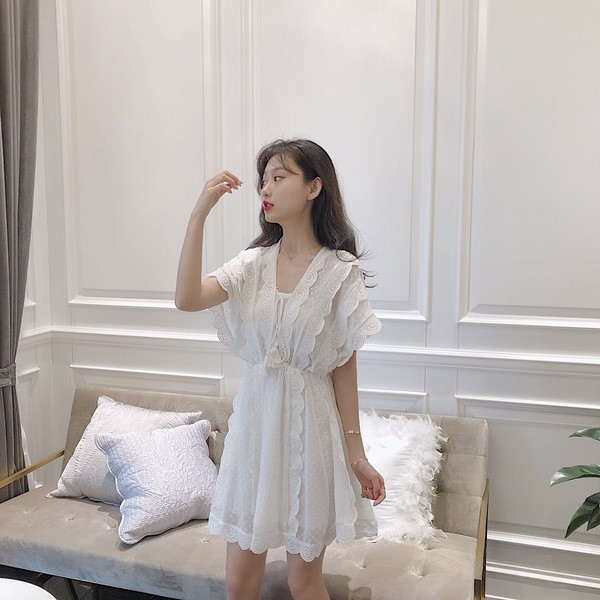 Модерна дамска рокля в бял цвят с връзки