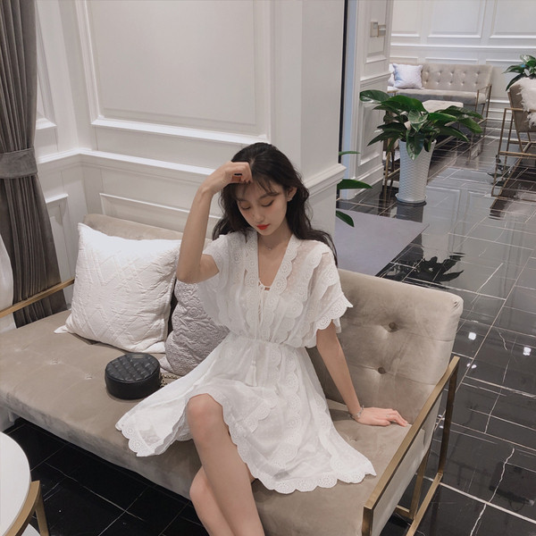 Модерна дамска рокля в бял цвят с връзки