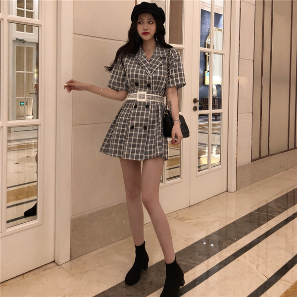 Стилна дамска карирана рокля с къс ръкав и копчета