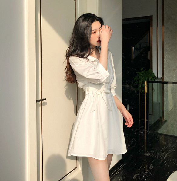 Модерна дамска рокля в бял цвят с панделка