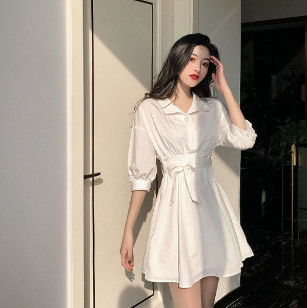 Модерна дамска рокля в бял цвят с панделка