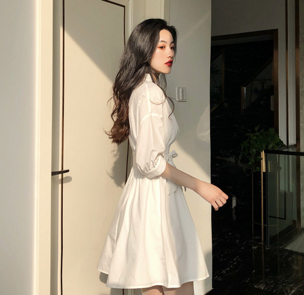 Модерна дамска рокля в бял цвят с панделка