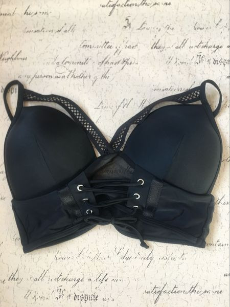 Стилен бански в черен цвят с елемент връзки