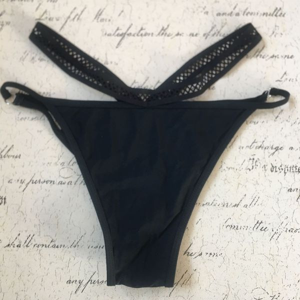 Стилен бански в черен цвят с елемент връзки