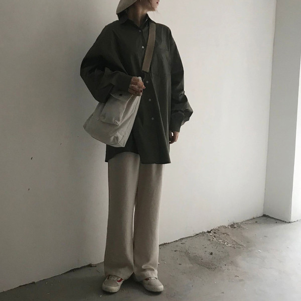 Ежедневна дамска чанта в бял цвят с джобове