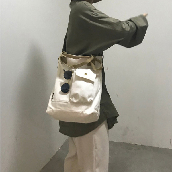 Ежедневна дамска чанта в бял цвят с джобове