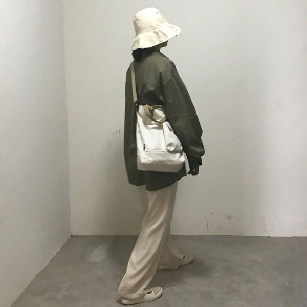 Ежедневна дамска чанта в бял цвят с джобове