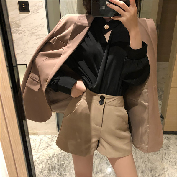 Стилен дамски къс панталон с висока талия в три цвята