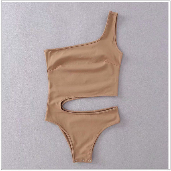 Стилен бански костюм с една презрамка и изрязани части в няколко цвята