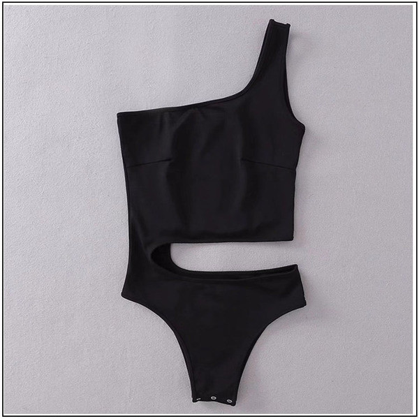 Стилен бански костюм с една презрамка и изрязани части в няколко цвята