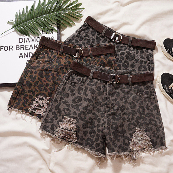 Актуални дамски къси панталони с леопардов десен и разкъсани мотиви в два цвята