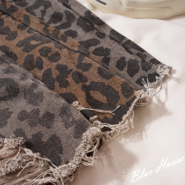 Актуални дамски къси панталони с леопардов десен и разкъсани мотиви в два цвята