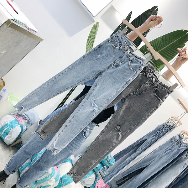 Модерни дамски дънки с разкъсан мотив в два цвята