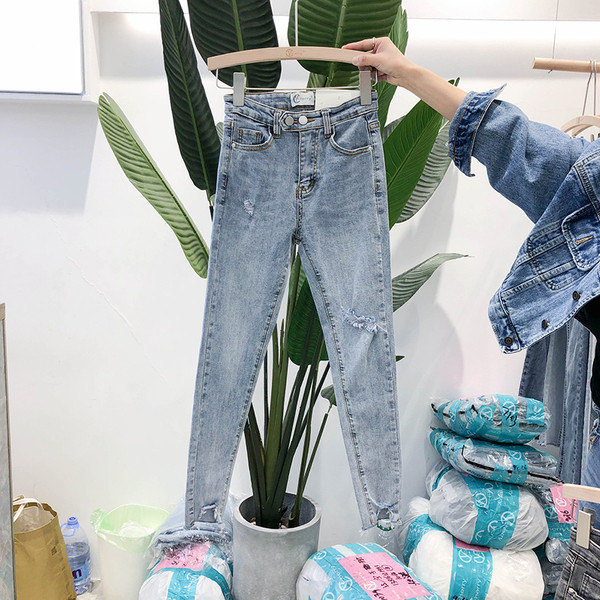 Модерни дамски дънки с разкъсан мотив в два цвята