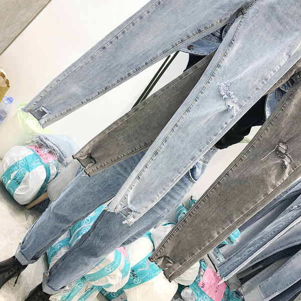 Модерни дамски дънки с разкъсан мотив в два цвята