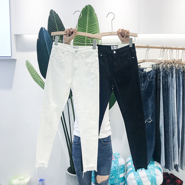 Ежедневни дамски дънки в бял и черен цвят 