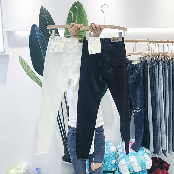 Ежедневни дамски дънки в бял и черен цвят 