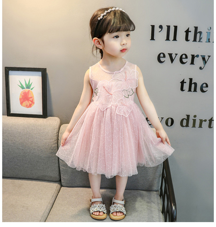 Детска модерна рокля в розов и бял цвят с панделка 