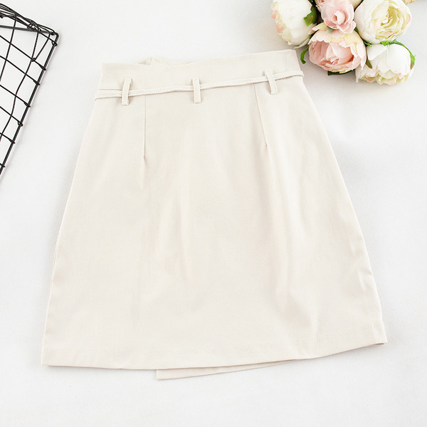 Модерна дамска пола в черен и бял цвят с копчета