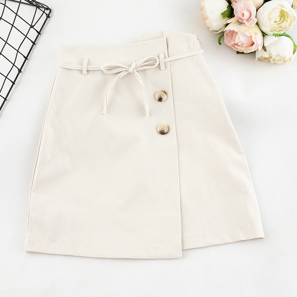 Модерна дамска пола в черен и бял цвят с копчета