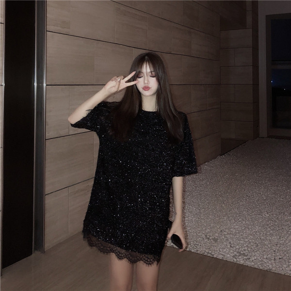 Стилна дамска рокля в черен цвят с дантела и панделка