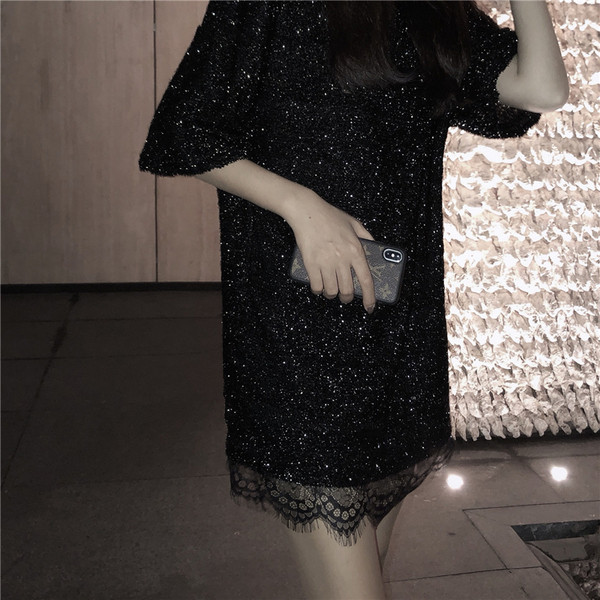 Стилна дамска рокля в черен цвят с дантела и панделка