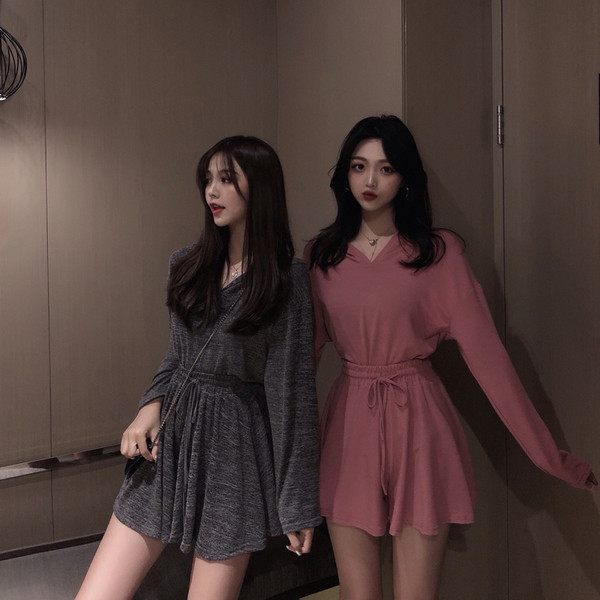 Ежедневен дамски комплект от пола и блуза с качулка и връзки в два цвята