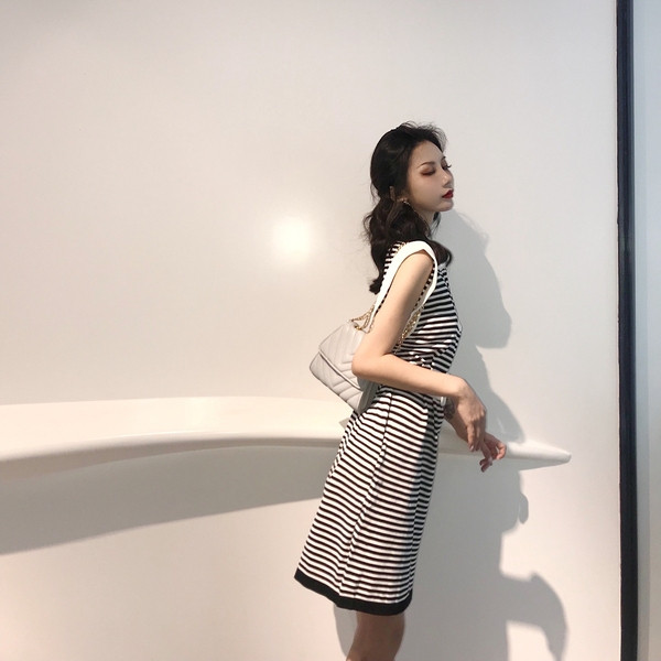 Модерна дамска рокля с яка и копчета в три цвята