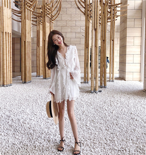 Стилна дамска рокля в бял цвят с връзки