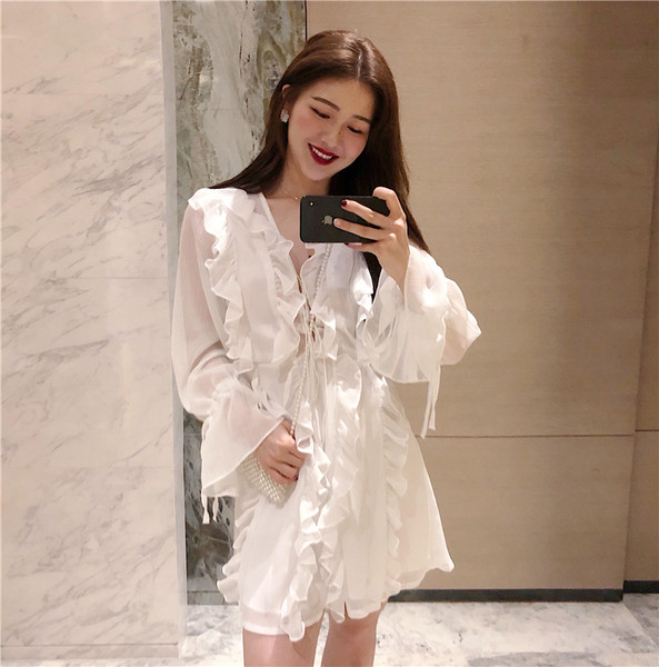 Стилна дамска рокля в бял цвят с връзки